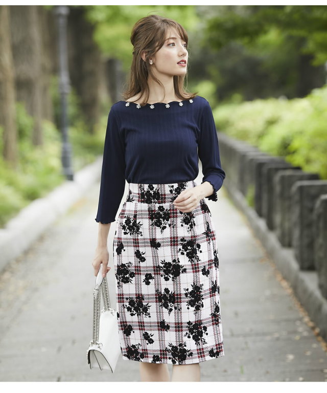 女度を上げるフロッキーフラワー×チェックツイードタイトスカート 宮田  