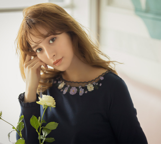 袖口フリル付きフラワー刺繍入りスカラチュールネックエアーウォーム裏起毛ポンチワンピース