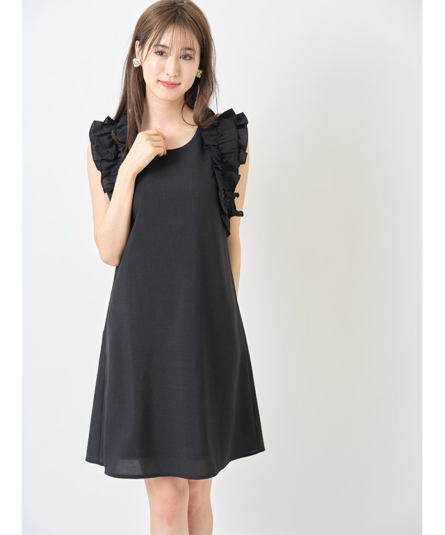 洗練されたモードな甘さが宿るフリル付きワンピース