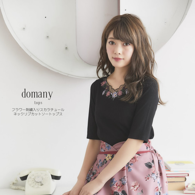 フラワー刺繍入りスカラチュールネックリブカットソートップス Domany ドマニー 長岡真由さんはブラック着用