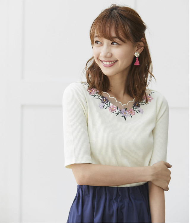 フラワー刺繍入りスカラチュールネックリブカットソートップス Domany ドマニー 長岡真由さんはブラック着用