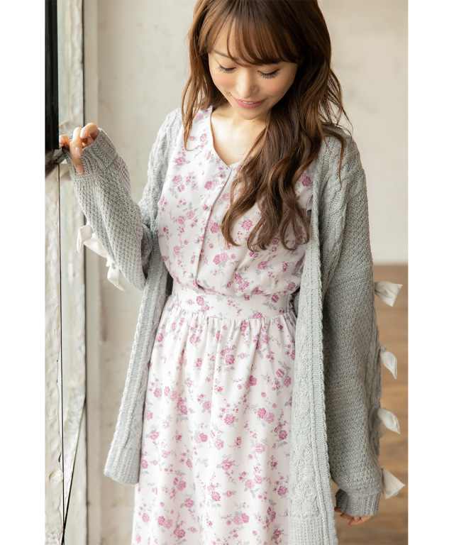 ハッと目を惹くladyfaceに 袖口りぼん付きフラワープリントワンピース