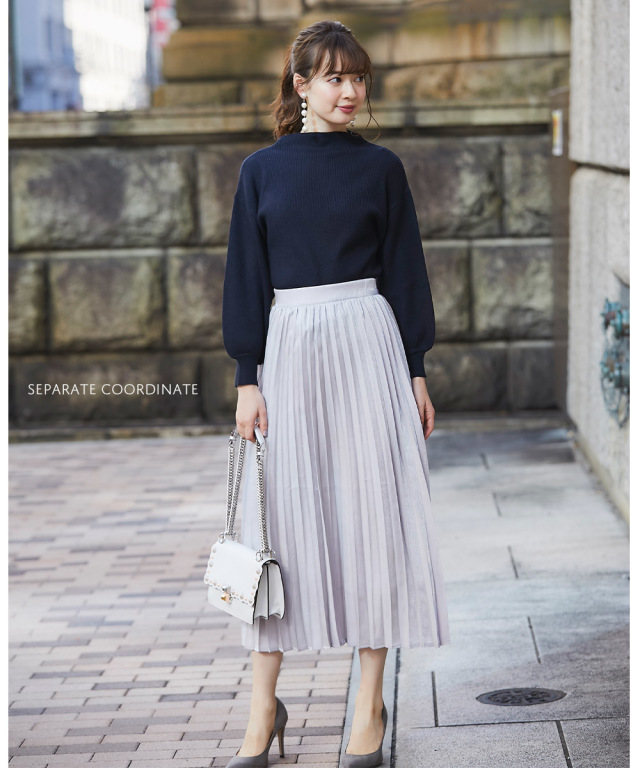 ボリュームスリーブニットプルオーバー ニットフレアスカートのセットアップ 美香さんはラベンダー グレージュ着用 Tocco Closet Luxe