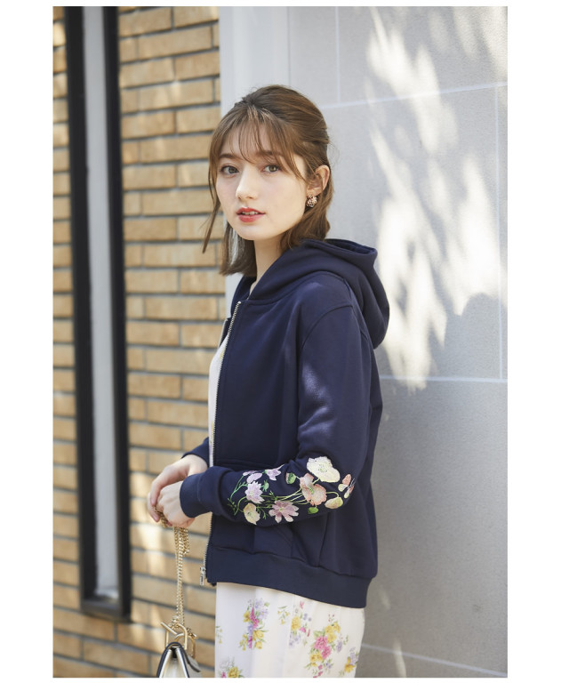 らくちん&美人に気映え袖フラワー刺繍入りパーカー 宮田聡子さんは  