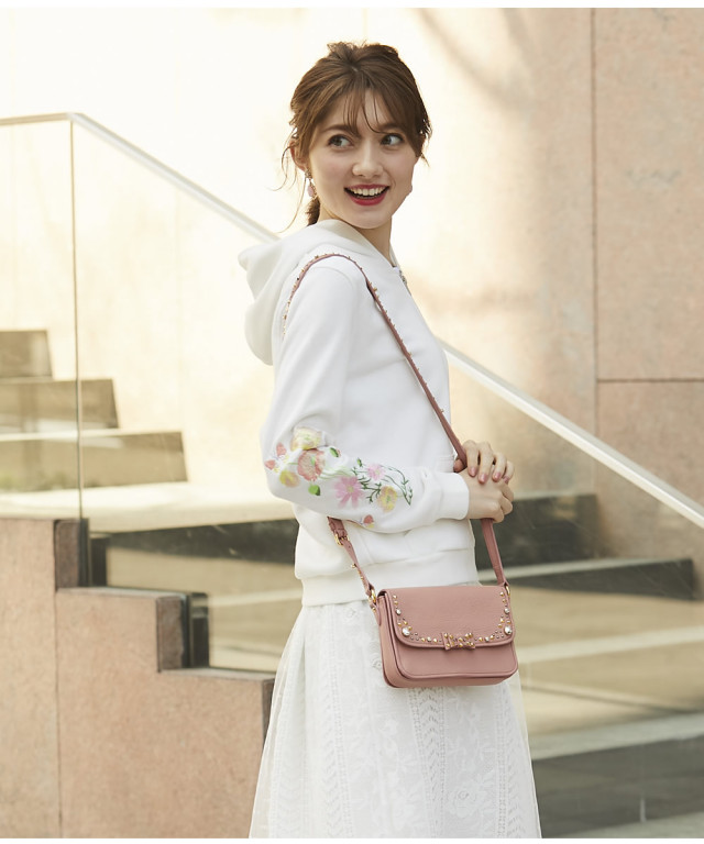 らくちん&美人に気映え袖フラワー刺繍入りパーカー 宮田聡子さんは  