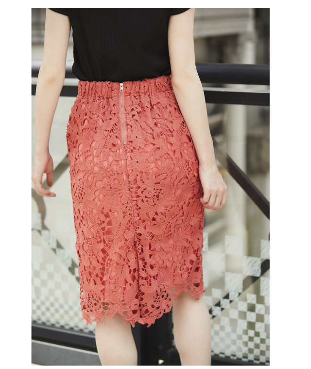 クラシカルに華やぐケミカルレースタイトスカート 泉里香さんは  