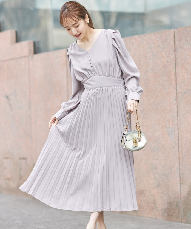 フロントくるみ飾り釦付きパワーショルダープリーツワンピース 