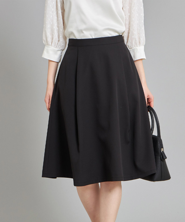 きちんと感と女性らしさを兼ね備えたタック入りシンプルフレアスカート