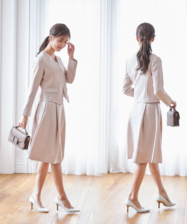 きちんと感と女性らしさを兼ね備えたタック入りシンプルフレアスカート