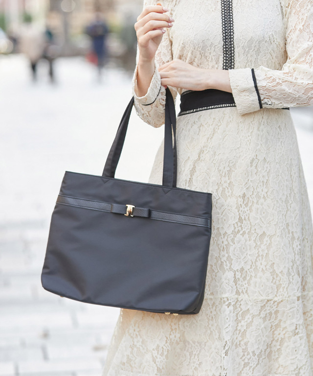 上品フォルムで大容量 レディの強い味方 リボンテープナイロンバッグ