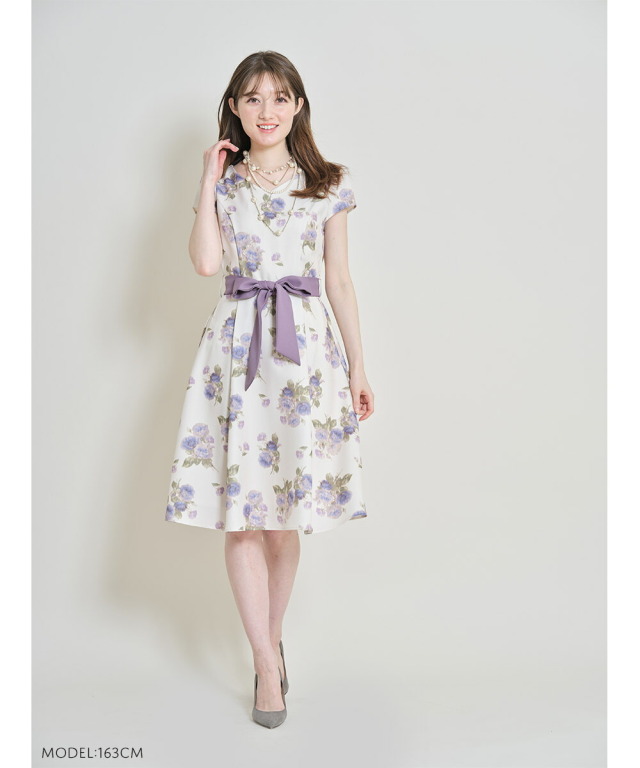ロマンティックな表情をつくる ウエストりぼん付きフラワープリントワンピース
