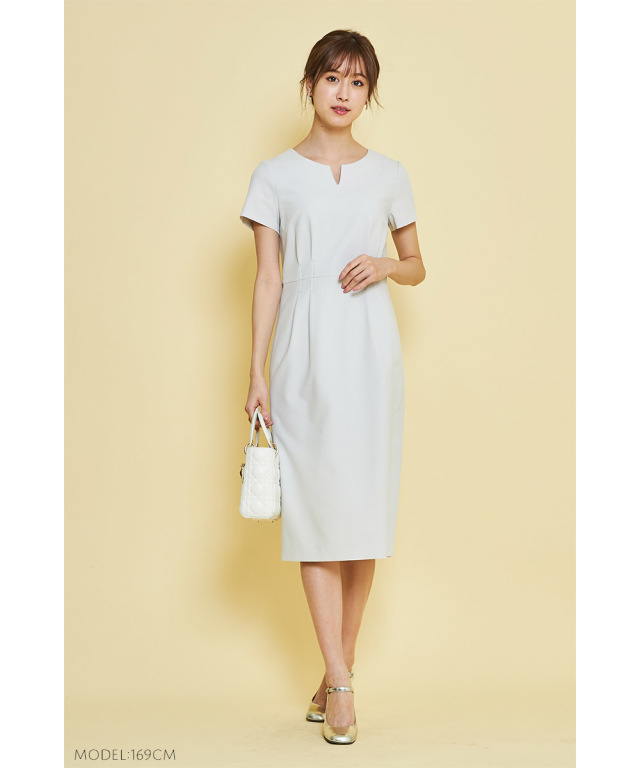 美シルエットが際立つv字スリット タック入りワンピース