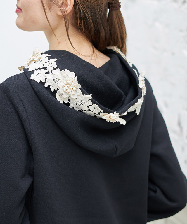 リラックスタイムにも最適な立体フラワーレース付き裏起毛パーカー  