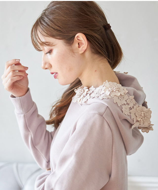 リラックスタイムにも最適な立体フラワーレース付き裏起毛パーカー  