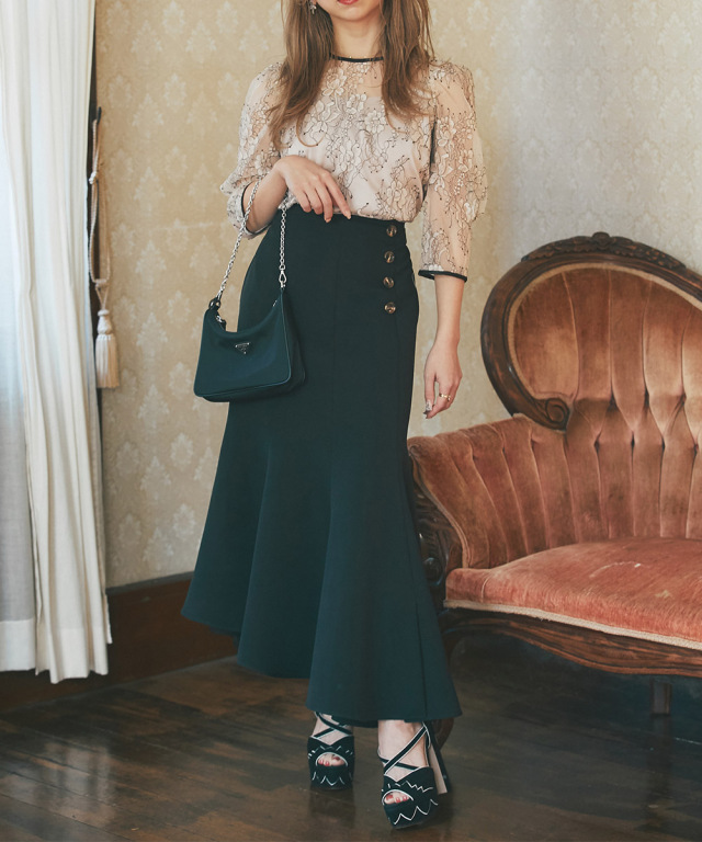 軽やかに可憐な印象を決める飾り釦付きスリット入りアシメマーメイド  