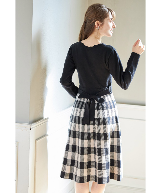 女らしさを際立たせるウエストりぼん付きスカラネック切替チェック柄ニットワンピース