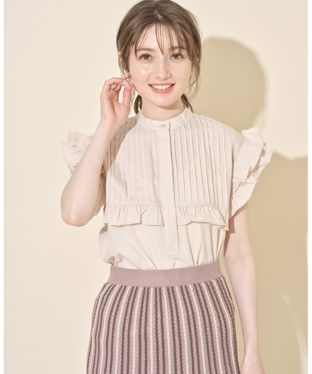 tocco - yunです シアーな表情が今っぽいプチフリルネックパール釦フロッキー