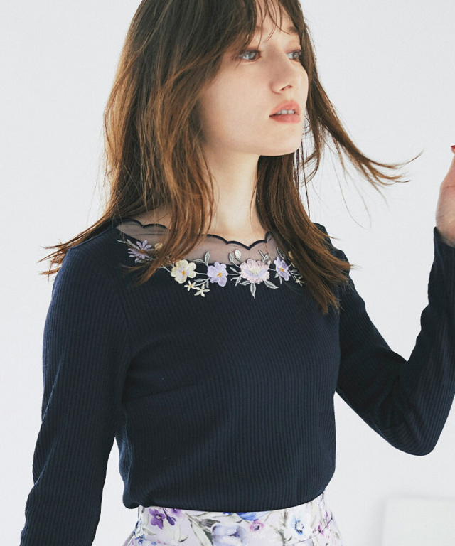 秋のムードが高まるフラワーエンブロイダリースカラチュールネックリブ  