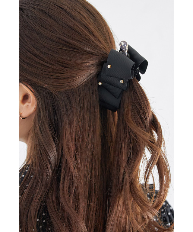手作業でつけられたスタッズが上品\tDior\tTwist リボンバレッタ DIOR | Dior Twist リボンバレッタ テクニカル ファブリック