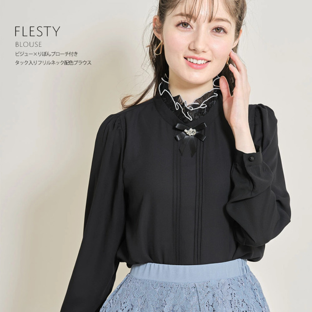 ビジュー×りぼんブローチ付きタック入りフリルネック配色ブラウス