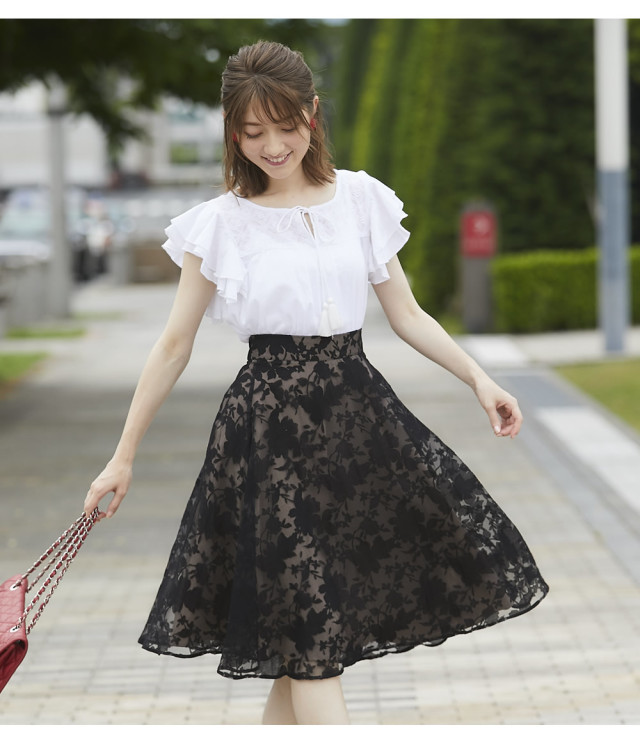 クラシカルなオパールフラワースカート 舞川あいくさんはブルー着用