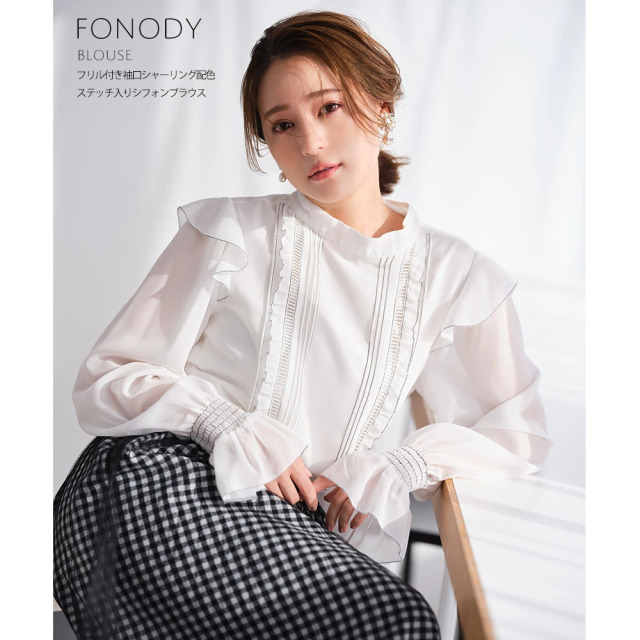 フリル付き袖口シャーリング配色ステッチ入りシフォンブラウスchayさんはアイボリー着用