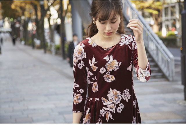 うっとりレディ感花柄ベロアワンピース Foria フォリア A Wonderful Time カタログ 垣内彩未さんはボルドーを着用