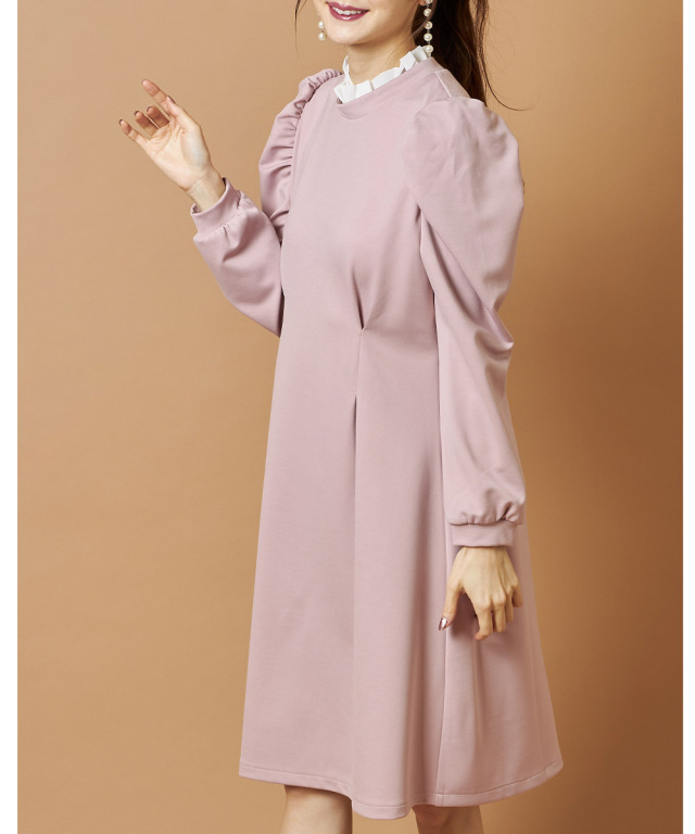 プチフリルネックプリンセスラインポンチワンピース たくぼかりんさんは着用