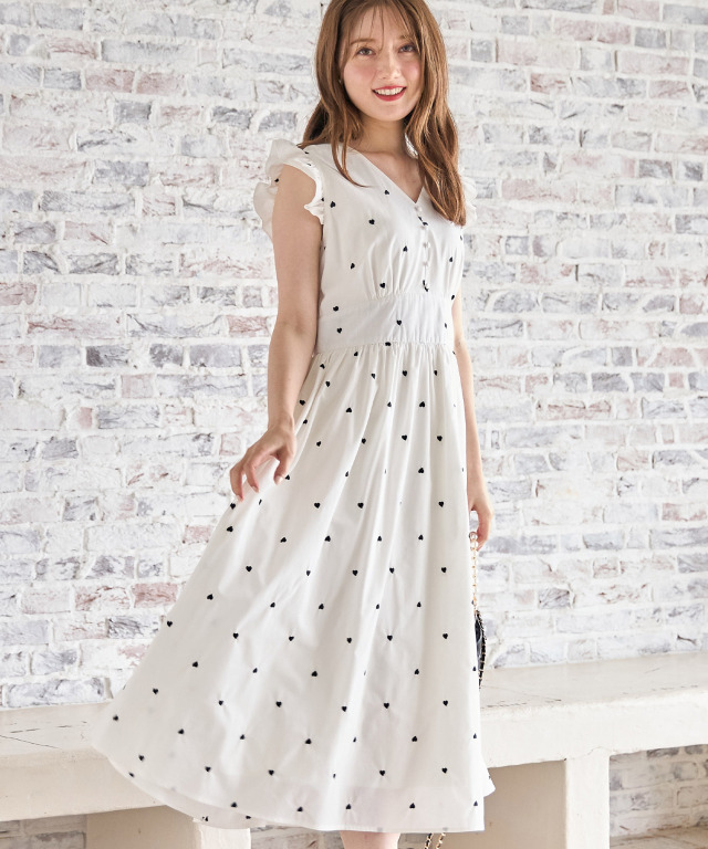 フリル付きくるみ飾り釦ハート刺繍ノースリーブワンピース≪Vacance  