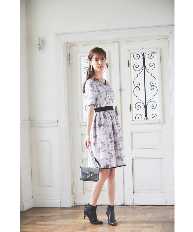 エモーショナルに主張する配色ライン入りフラワーチェックレースワンピース 