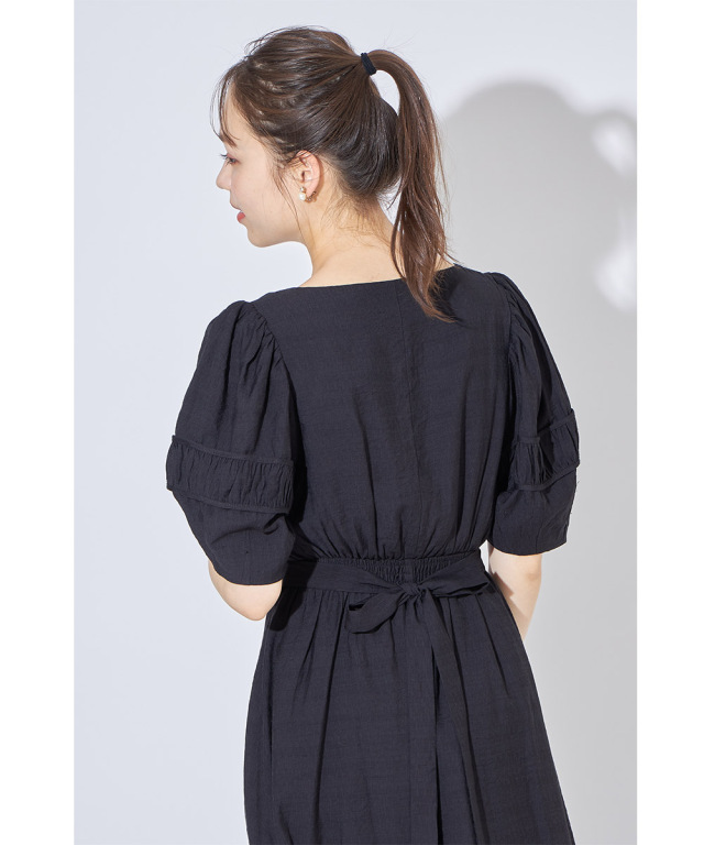 モードな甘コーデが即完成 ウエストリボン付きタックボリュームスリーブ麻調ワンピース