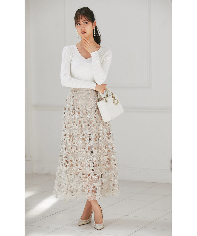 ニュアンシーな華やかさとリッチな女らしさを両立させたカットワーク  