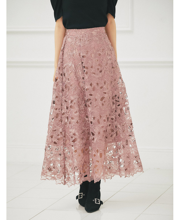 ニュアンシーな華やかさとリッチな女らしさを両立させたカットワーク  