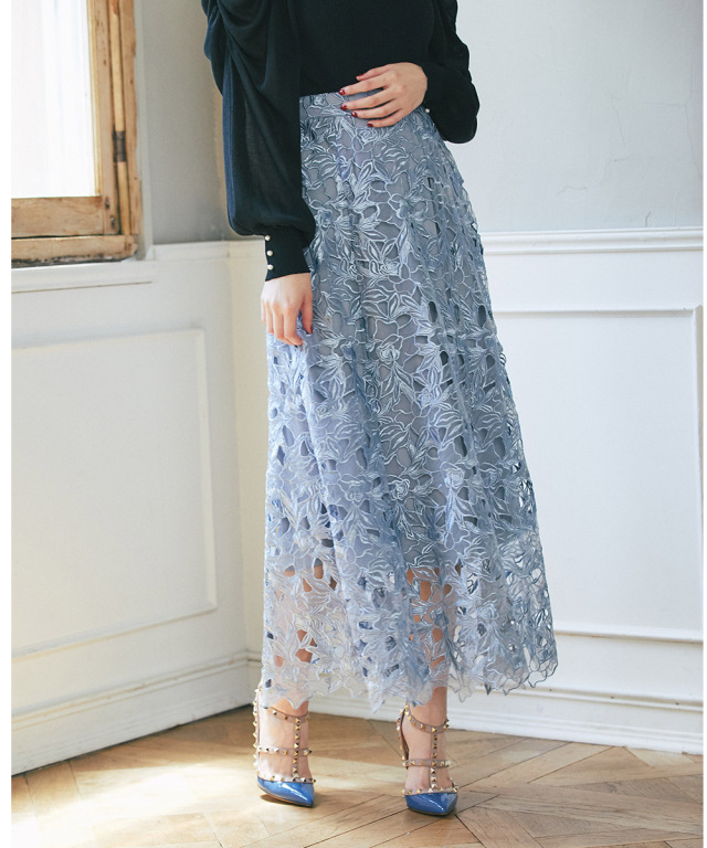 ニュアンシーな華やかさとリッチな女らしさを両立させたカットワーク  