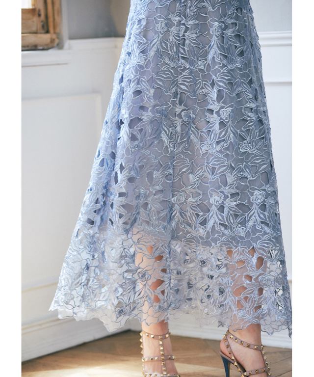 ニュアンシーな華やかさとリッチな女らしさを両立させたカットワーク  