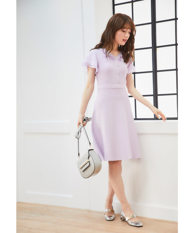 透明感を引き出すクリアカラービジュー付きサマーニットワンピース 