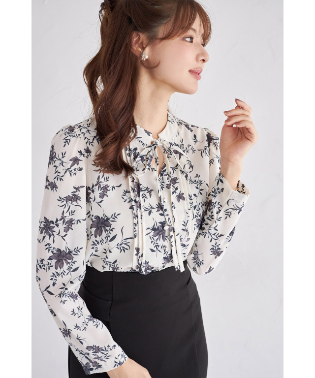 ボウタイリボン付きタック入りフラワープリントブラウス