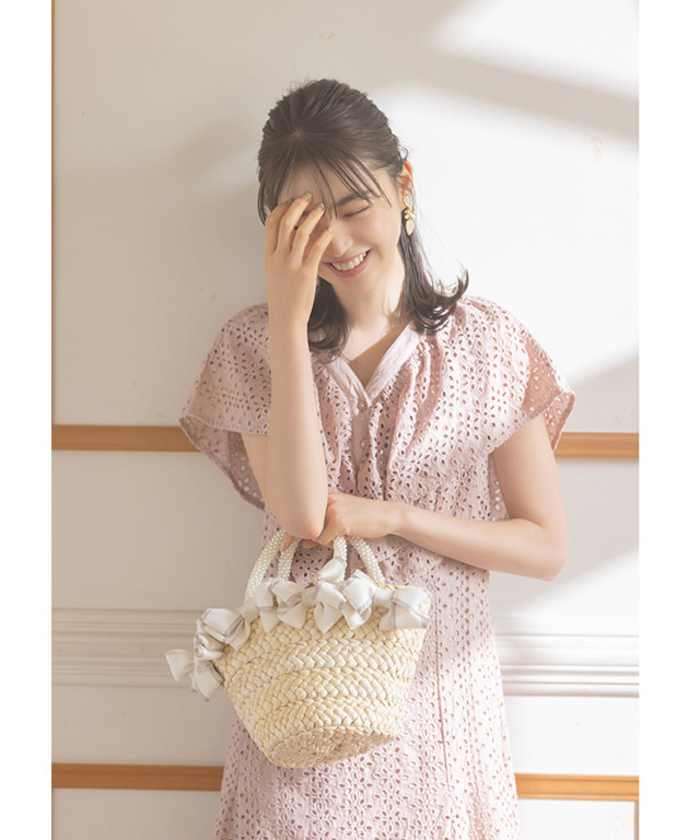 後ろレースアップラッフルスリーブフラワーカットワークレースワンピース