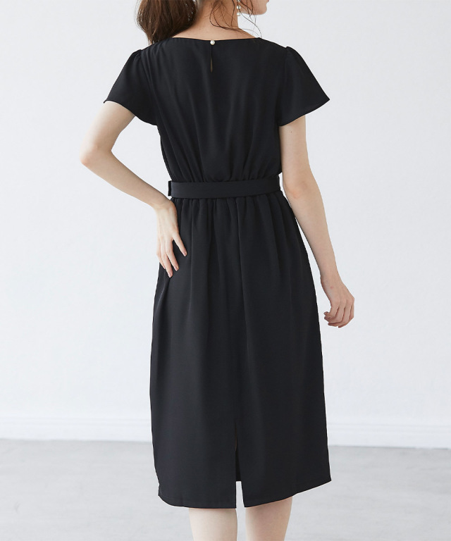 ベルト付きV字スリットゴールドバー装飾フレアスリーブワンピース 