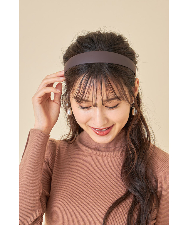 マットなくすみカラーで旬顔に シンプルカチューシャ