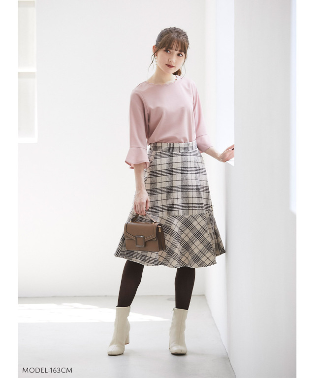 フレアな袖口で手元まで上品に。スカラネックトップス　グレイッシュピンク