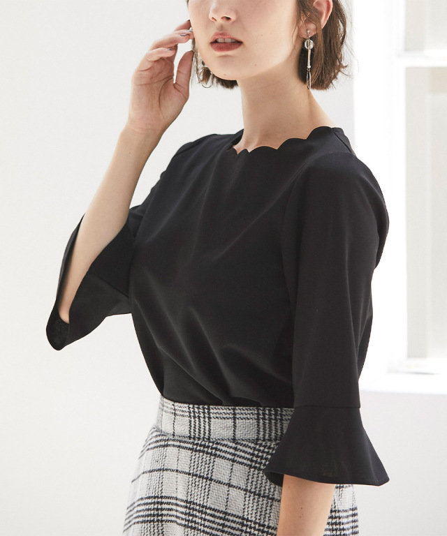 フレアな袖口で手元まで上品に。スカラネックトップス　グレイッシュピンク