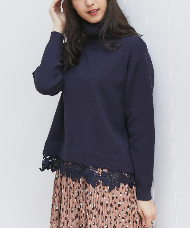 ロマンティックな気分を加速させる裾フラワーレース付きタートルネックニット