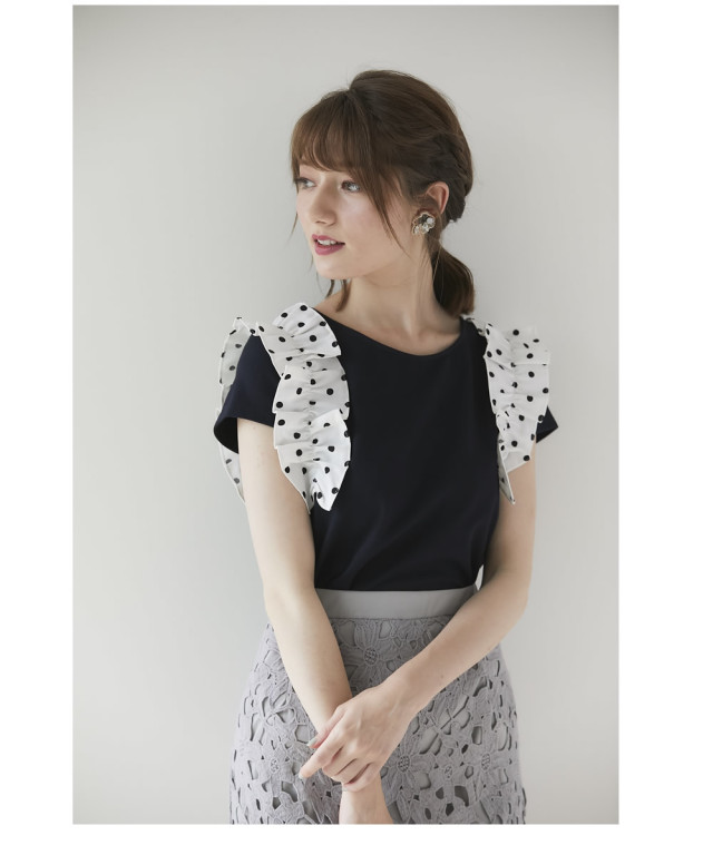 4月末までお値下げ　新品タグ付き　archivio フリル付きシャツ 40 4月末までお値下げ新品タグ付きarchivio フリル付きシャツ 40