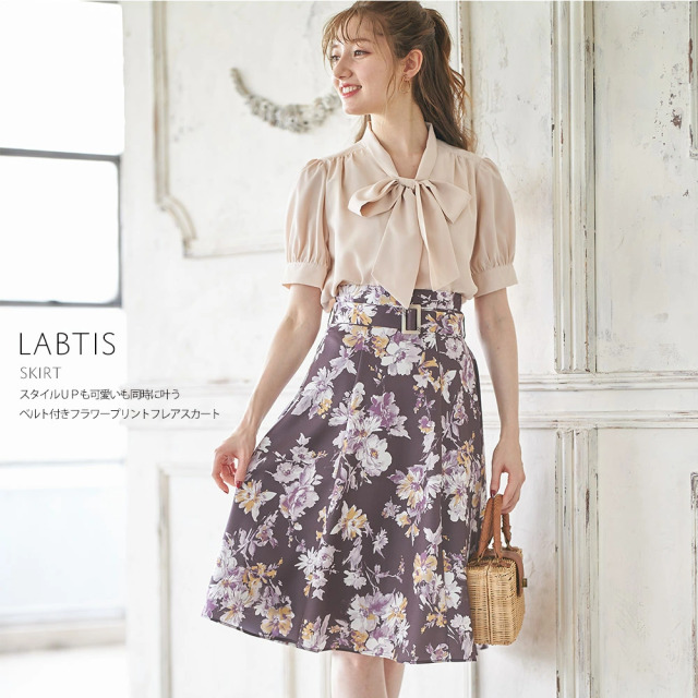 スタイルｕｐも可愛いも同時に叶うベルト付きフラワープリントフレアスカート