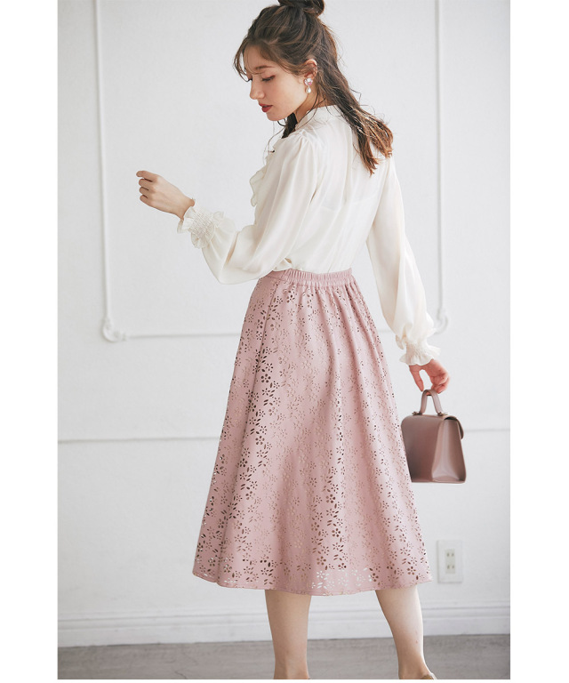 リッチなアクセントとして活躍する フラワーパンチングフェイクレザー  