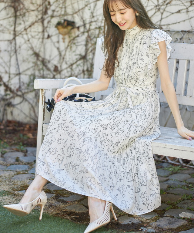 大人の甘さを引き出すウエストリボン付きラインフラワープリーツロングワンピース