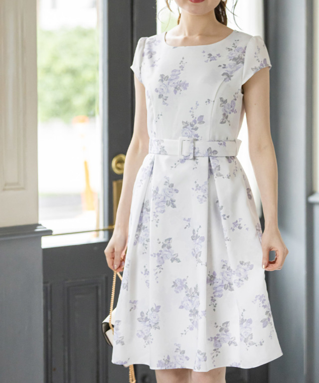 端正なフェミニン感で魅せるベルト付きフラワープリントワンピース 