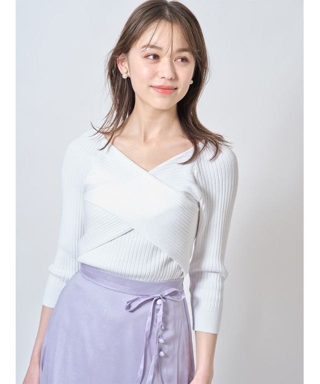 しなやかな女性らしさを発揮する 七分袖クロスリブニットプル
