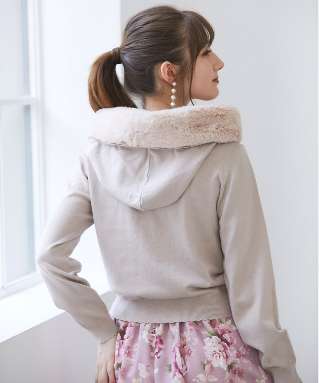 愛らしく彩る取り外し可能なフードファー付きクリアビジューファスナー  